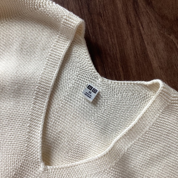 Uniqlo 3D Knit V-Neck Sweater - Picture 3 of 4